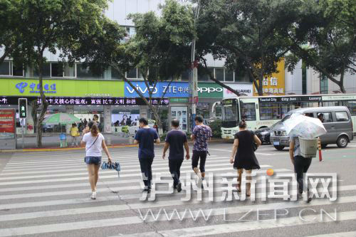 絕大多數(shù)市民都做到了自覺(jué)禮讓斑馬線，不橫穿馬路，不翻越欄桿，做到車(chē)讓人、人讓車(chē)