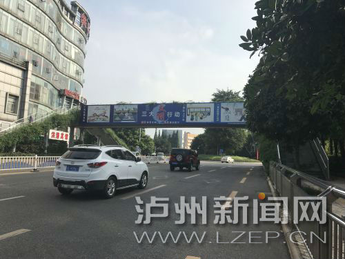 主干道上隨處可見創文宣傳廣告。 記者 肖婷 攝