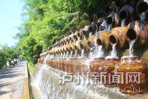 花田酒地景區(qū)酒壇倒出了水的靈動。